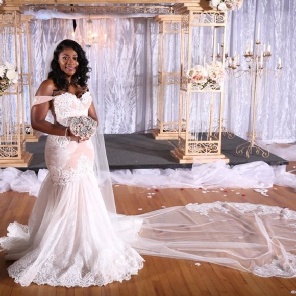 Full lace wedding dress and veil combo - Picture 5 of 8